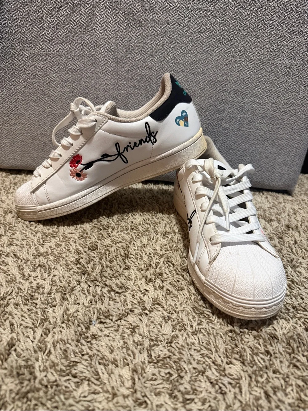 adidas White Low-Top Sneakers with Green Logo and Black Heel